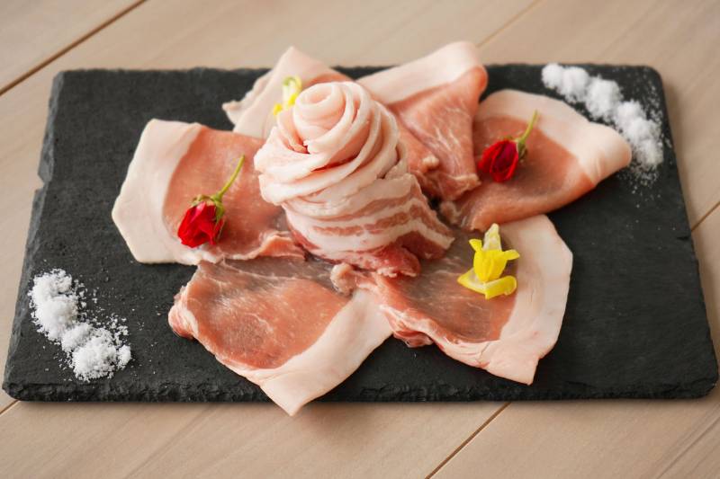 BURIBUSHI アグー豚バラ・ロースの 薔薇仕立て 3,200円(税込)